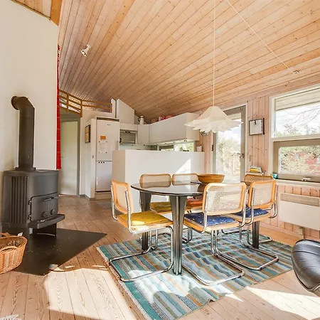 Three-bedroom Holiday In * Hals