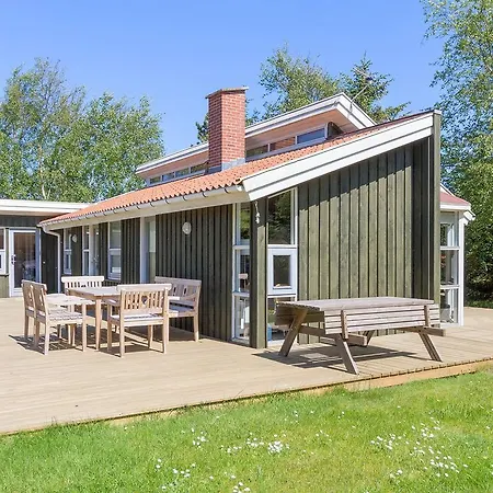 Three-bedroom Holiday In * Hals